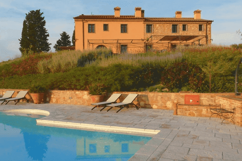 Terrasse en pierre reconstituée avec piscine